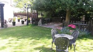 dos sillas y una mesa en un patio en The Broomsquire en Tadley