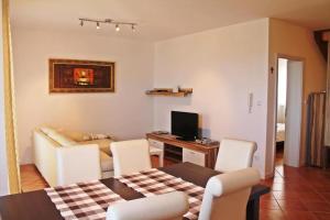 Telewizja i/lub zestaw kina domowego w obiekcie Apartment in Zambratija with sea view, balcony, air conditioning, WiFi (4961-3)