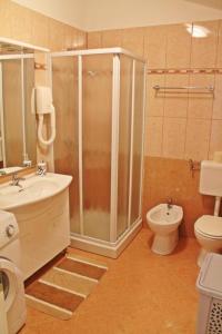 łazienka z prysznicem, toaletą i umywalką w obiekcie Apartment in Zambratija with sea view, balcony, air conditioning, WiFi (4961-3) w mieście Zambratija +23 zdjęcia