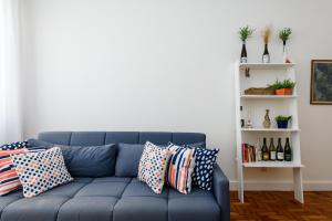 um sofá azul com almofadas numa sala de estar em Adorável em Ipanema - Perto da praia - PM402 Z1 no Rio de Janeiro