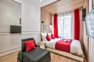 um quarto com uma cama, uma cadeira e uma janela em 81 - Paris Luxe Sebastopol em Paris