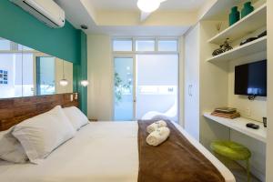1 dormitorio con 1 cama y ventana grande en Encanto em Copacabana - 150m da praia - PJ204 Z5, en Río de Janeiro