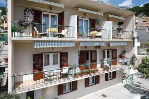 Fotografia z galérie ubytovania Apartment in Brela with sea view, balcony, air conditioning, WiFi (4962-3) v destinácii Brela