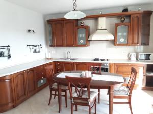 Fotografia z galérie ubytovania Apartment in Brela with sea view, balcony, air conditioning, WiFi (4962-3) v destinácii Brela