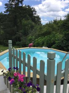 un homme debout en face d'une piscine dans l'établissement Le Petit Pont, à Magnac-Laval