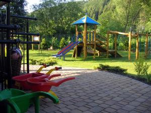 un parque con parque infantil con tobogán en Kamratowo, en Wisła