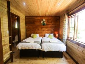 Un pat sau paturi într-o cameră la Mountain Fly Fishing