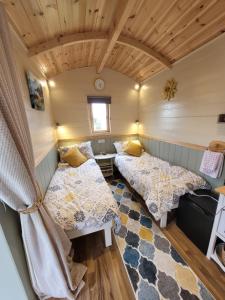 een kamer met 2 bedden in een tiny house bij Wedger's Hut in Nenagh