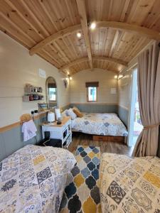Ένα ή περισσότερα κρεβάτια σε δωμάτιο στο Wedger's Hut
