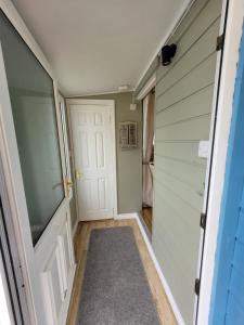 un corridoio con porta e tappeto di Wedger's Hut a Nenagh Altre 7 foto