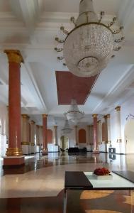 a large room with a chandelier and a table at Luxuria Apartamento Palazzo di Italia in Goiânia