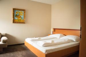 A bed or beds in a room at P4W Hotel Residence Szombathely