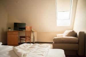 A television and/or entertainment centre at P4W Hotel Residence Szombathely