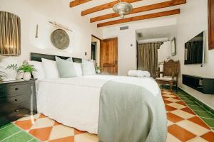 Postel nebo postele na pokoji v ubytování Luxury Villa on the Los Corales Beach, Playa Bavar