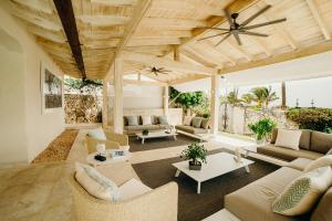 Posezení v ubytování Luxury Villa on the Los Corales Beach, Playa Bavar