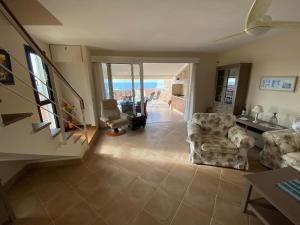 Posedenie v ubytovaní The Feelgood House with jacuzzi and ocean view