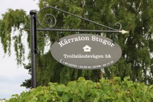 a sign for a meditation shop is attached to a bush at Kärraton Stugor Centrala Åhus in Åhus