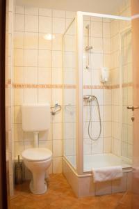 A bathroom at P4W Hotel Residence Szombathely