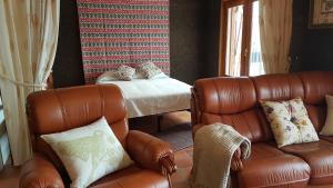 un salon avec un canapé et un lit dans l'établissement Casa da Cortiça, à Figueiró dos Vinhos 19 autres photos