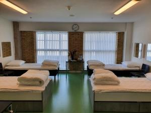 Pokój z kilkoma łóżkami w obiekcie Arena Assens w mieście Assens