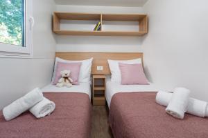 Mobile Homes Banko in Bijela Uvala and Zelena laguna客房内的一张或多张床位