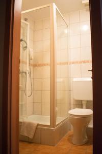 A bathroom at P4W Hotel Residence Szombathely