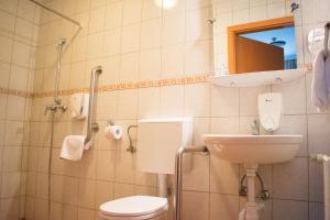 A bathroom at P4W Hotel Residence Szombathely