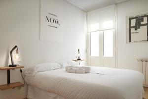 サン・セバスティアンにあるArraun - Basque Stayの白いベッドルーム(大きな白いベッド1台、窓付)