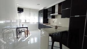 Kuchyňa alebo kuchynka v ubytovaní O Lagar apartamento grande y luminoso. 8 personas.