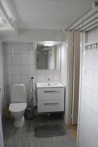 Koupelna v ubytování Kärraton Stugor Centrala Åhus + 37 fotografií