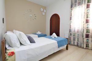 Postel nebo postele na pokoji v ubytování Endless Blue Sea Frontal house