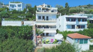 una vista aérea de una casa con patio en Endless Blue Sea Frontal house, en Palaiokastro