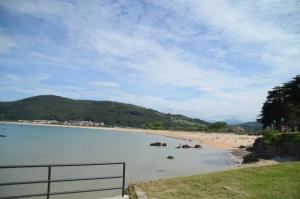 vistas a una playa con elefantes en el agua en Villa Cancillo - 6802, en Noja