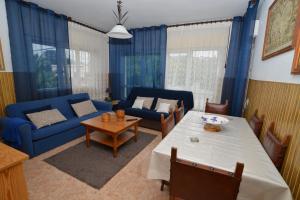 sala de estar con sofá azul y mesa en Villa Cancillo - 6802, en Noja