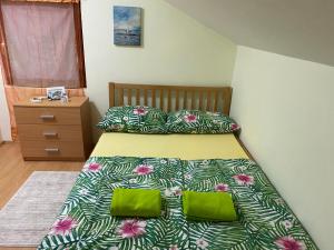 Un pat sau paturi într-o cameră la Jezero Sniježnica - Vikendica