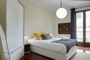 Postel nebo postele na pokoji v ubytování Zinema - Basque Stay