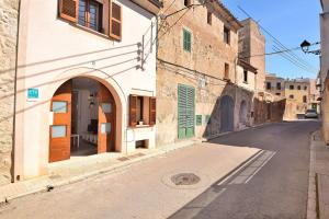 Une allée avec un bâtiment et une rue dans l'établissement Casa Can Salroig 002 by Mallorca Charme, à Muro