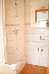 A bathroom at P4W Hotel Residence Szombathely
