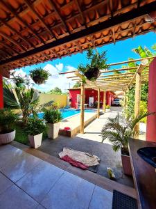un patio con plantas y una piscina en Casa com Wi-Fi e lazer em Porto de Pedras - AL, en Tatuamunha