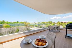 uma mesa com um prato de comida numa varanda em 3 Bed Apartment in Lagos em Lagos