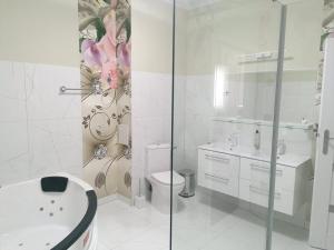 アウグストゥフにあるPerlaの白いバスルーム(トイレ、シンク付)