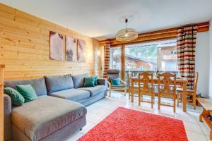 ein Wohnzimmer mit einem Sofa und einem Esszimmer in der Unterkunft Le Slalom - Very Town Centre - Snow and Trek in Morzine