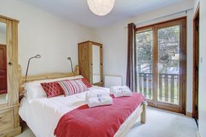 - une chambre avec un lit et 2 serviettes dans l'établissement Pont Aux Filles - Snow and Trek, à Morzine