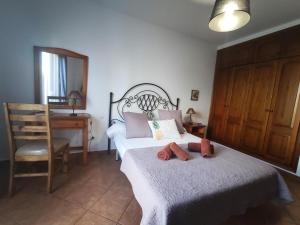 A bed or beds in a room at La Chalana