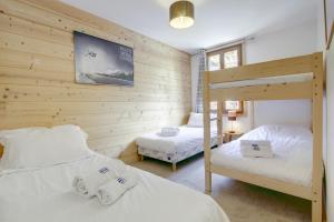 1 dormitorio con 2 camas y 1 litera en Beziere - Snow and Trek, en Morzine