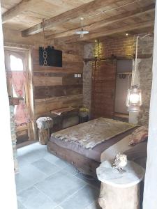 1 dormitorio con 2 camas en una habitación de madera en Chalet MariBru en Pradleve