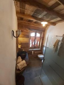 Elle comprend une petite salle de bains pourvue de toilettes et d'une fenêtre. dans l'établissement Chalet MariBru, à Pradleve