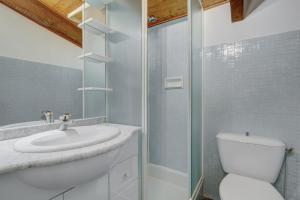 uma casa de banho com um WC, um lavatório e um chuveiro em Le Pleney em Morzine