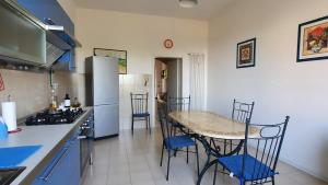 a kitchen with a table and chairs in a kitchen at Appartamento Le Crugnole in Montepulciano
