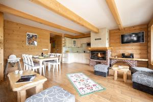 Televízia a/alebo spoločenská miestnosť v ubytovaní Apartamenty Tatra View Kościelisko